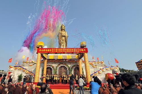 11月25日,第九屆中國普陀山南海觀音文化節(jié)在普陀山南海觀音道場舉行開幕儀式。 當(dāng)日,第九屆中國普陀山南海觀音文化節(jié)在浙江舟山群島新區(qū)普陀山開幕。本屆文化節(jié)將舉辦一系列文化、旅游、宗教相結(jié)合的活動(dòng)。 素有“海天佛國”之稱的普陀山,與山西五臺(tái)山、四川峨眉山、安徽九華山并稱為中國佛教四大名山。據(jù)統(tǒng)計(jì),2011年1至10月,普陀山共接待海內(nèi)外游客471.32萬人次,同比增長8.4%;實(shí)現(xiàn)旅游收入26.93億元,同比增長10.5%,創(chuàng)歷年來新高。 新華社記者 黃宗治 攝