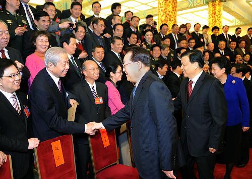 11月25日,中國文聯(lián)第九屆全國委員會、中國作協(xié)第八屆全國委員會全體會議在北京舉行,中共中央政治局常委李長春出席會議并講話。這是李長春接見中國文聯(lián)第九屆全國委員會代表。 新華社記者 劉建生 攝