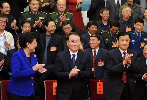 11月25日,中國文聯(lián)第九屆全國委員會、中國作協(xié)第八屆全國委員會全體會議在北京舉行,中共中央政治局常委李長春出席會議并講話。這是李長春接見中國作協(xié)第八屆全國委員會的代表。 新華社記者 劉建生 攝