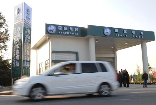 11月24日,一輛更換過電池的純電動(dòng)車開出滬寧高速公路蘇州段陽(yáng)澄湖服務(wù)區(qū)電動(dòng)汽車換電站。新華社發(fā)(濮良平 攝)