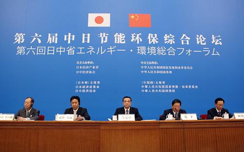 11月26日,中共中央政治局常委、國(guó)務(wù)院副總理李克強(qiáng)出席在北京舉行的第六屆中日節(jié)能環(huán)保綜合論壇開(kāi)幕式并發(fā)表致辭。日本經(jīng)濟(jì)產(chǎn)業(yè)大臣枝野幸男(左二)參加開(kāi)幕式。新華社記者 劉衛(wèi)兵 攝