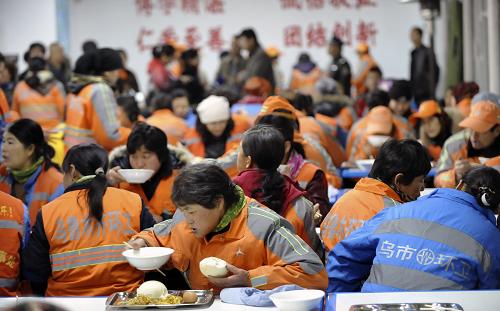 烏魯木齊:萬余環(huán)衛(wèi)工人吃上“免費(fèi)餐” 11月28日,環(huán)衛(wèi)工人們在烏魯木齊市沙依巴克區(qū)八一街道辦事處新疆職業(yè)病醫(yī)院就餐點(diǎn)內(nèi)吃早飯。 當(dāng)日,烏魯木齊市沙依巴克區(qū)八一街道辦事處在新疆職業(yè)病醫(yī)院就餐點(diǎn)內(nèi),為轄區(qū)內(nèi)約400名環(huán)衛(wèi)工人試供應(yīng)免費(fèi)早餐。沙依巴克區(qū)還將根據(jù)實際情況為夜班環(huán)衛(wèi)工人提供免費(fèi)夜宵。烏魯木齊市委、市政府日前決定,從2011年12月1日起,為每位早班作業(yè)的環(huán)衛(wèi)保潔員提供一份標(biāo)準(zhǔn)早餐,由各街道辦事處就地、就近選定供應(yīng)點(diǎn),也可通過配送車輛發(fā)放,所需費(fèi)用由市、區(qū)兩級財政全額承擔(dān)。 目前,烏魯木齊現(xiàn)有公益性環(huán)衛(wèi)保潔員1.9萬名,其中,每天上早班的約有1.2萬人,他們每天早晨6點(diǎn)就開始上崗工作。由于工作的時限性和特殊性,多數(shù)人早上只能啃點(diǎn)干馕,吃點(diǎn)涼飯,連熱水都喝不上。隨著嚴(yán)冬逼近烏魯木齊,當(dāng)?shù)厍宄┤蝿?wù)加重,這一問題更加突出。 新華社記者 趙戈 攝