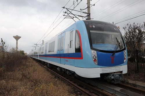 我國首列自主知識(shí)產(chǎn)權(quán)直線電機(jī)地鐵列車在青島下線 我國首列自主知識(shí)產(chǎn)權(quán)直線電機(jī)地鐵列車在試運(yùn)行(11月23日攝)。 12月2日,我國首列具有自主知識(shí)產(chǎn)權(quán)的直線電機(jī)地鐵列車在南車青島四方機(jī)車車輛股份有限公司下線,該列車的核心技術(shù)、關(guān)鍵技術(shù)完全實(shí)現(xiàn)自主化,整車的國產(chǎn)化率達(dá)到了90%以上。這標(biāo)志著我國直線電機(jī)地鐵列車的自主研制水平邁進(jìn)了世界先進(jìn)水平,打破了國外技術(shù)的壟斷,降低了列車制造、運(yùn)用維護(hù)成本。 據(jù)介紹,該直線電機(jī)地鐵列車將應(yīng)用于廣州地鐵五號(hào)線,具有技術(shù)先進(jìn)、輕量化、安全可靠、舒適性高的特點(diǎn)。 新華社發(fā)(竇新攝)