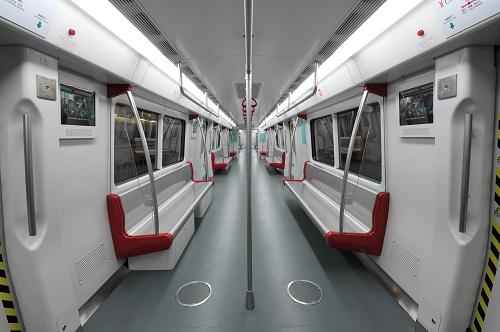 我國首列自主知識(shí)產(chǎn)權(quán)直線電機(jī)地鐵列車內(nèi)部構(gòu)造(11月23日攝)。 12月2日,我國首列具有自主知識(shí)產(chǎn)權(quán)的直線電機(jī)地鐵列車在南車青島四方機(jī)車車輛股份有限公司下線,該列車的核心技術(shù)、關(guān)鍵技術(shù)完全實(shí)現(xiàn)自主化,整車的國產(chǎn)化率達(dá)到了90%以上。這標(biāo)志著我國直線電機(jī)地鐵列車的自主研制水平邁進(jìn)了世界先進(jìn)水平,打破了國外技術(shù)的壟斷,降低了列車制造、運(yùn)用維護(hù)成本。 據(jù)介紹,該直線電機(jī)地鐵列車將應(yīng)用于廣州地鐵五號(hào)線,具有技術(shù)先進(jìn)、輕量化、安全可靠、舒適性高的特點(diǎn)。 新華社發(fā)(竇新攝)