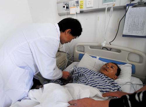武漢“12·1”爆炸案傷員傷情穩(wěn)定 12月2日,在湖北省中醫(yī)院骨科病房內(nèi),傷員覃方瑞正在接受治療。 當(dāng)日,武漢市委、市政府,洪山區(qū)委、區(qū)政府積極組織開展各項善后處置工作,并調(diào)集醫(yī)療專家對“12·1”爆炸案受傷者進(jìn)行救治。據(jù)湖北省中醫(yī)院副主任醫(yī)師徐陽平介紹,醫(yī)院收治的5名爆炸受傷者目前生命體征穩(wěn)定,下一步將進(jìn)行抗感染治療,個別傷員還需要做2-3期的手術(shù)。 12月1日,武漢市雄楚大街關(guān)山中學(xué)旁的建設(shè)銀行網(wǎng)點門前發(fā)生爆炸,造成2人死亡,15人受傷。 新華社記者 肖藝九 攝