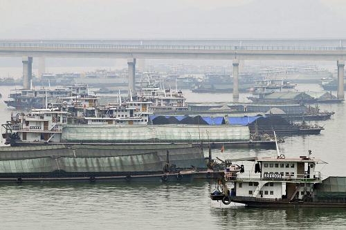 12月6日,大批船只滯留在廣西梧州市境內(nèi)的長洲水利樞紐庫區(qū)。新華社發(fā)(何鎏 攝)