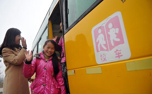 12月6日,瞿明藝在下車站點和隨車老師告別。新華社記者 劉軍喜 攝