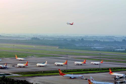 一架飛機(jī)從海口美蘭機(jī)場起飛離港(2011年7月26日攝)。 新華社發(fā)(潘華清 攝)