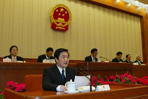五、建立符合世貿(mào)規(guī)則的市場經(jīng)濟法律體系 2004年4月6日,《中華人民共和國對外貿(mào)易法》由十屆全國人大常委會第八次會議修訂通過,7月1日起施行。這部對外貿(mào)易領(lǐng)域中的基本法律的修訂,是中國履行入世承諾全面清理有關(guān)法律、法規(guī)的重要標志。10年來,中央政府共清理各種法律法規(guī)和部門規(guī)章2300多件,地方政府共清理地方性政策和法規(guī)19萬多件,逐步建立起符合世貿(mào)規(guī)則的貿(mào)易體制,社會主義市場經(jīng)濟法律體系進一步完善。這是2004年4月2日,全國人大法律委員會副主任委員李重庵向十屆全國人大常委會第八次會議作關(guān)于對外貿(mào)易法修訂草案的審議結(jié)果的報告。新華社記者 姚大偉 攝