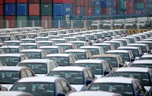 九、中國步入汽車社會產(chǎn)銷量升至全球第一 2011年1月10日,中國汽車工業(yè)協(xié)會宣布,2010年中國汽車產(chǎn)銷量雙雙突破1800萬輛,蟬聯(lián)世界第一,創(chuàng)全球歷史新高。2009年,中國首次超過美國成為全球汽車產(chǎn)銷第一大國。從2001年中國汽車產(chǎn)量僅246.7萬輛,到2010年產(chǎn)銷分別為1826.47萬輛和1806.19萬輛,中國汽車產(chǎn)業(yè)的產(chǎn)銷規(guī)模、自主品牌建設(shè)、對外貿(mào)易、產(chǎn)業(yè)結(jié)構(gòu)調(diào)整等取得了世界汽車產(chǎn)業(yè)矚目的成就。這是2011年12月3日,工人從上海港外高橋港區(qū)等待出口非洲和伊拉克的吉利汽車邊經(jīng)過。新華社記者 韓傳號 攝