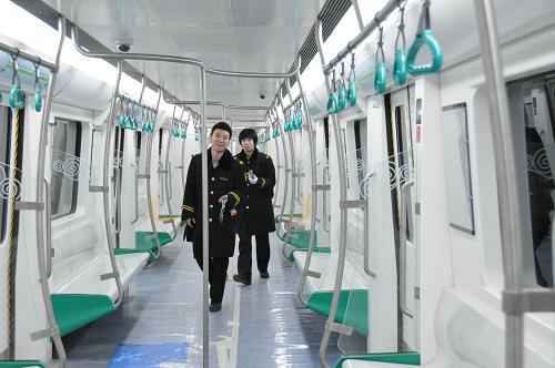 12月8日,兩名列車乘務(wù)人員在北京地鐵9號(hào)線空載試運(yùn)行列車上。新華社發(fā)(李朝臻 攝)