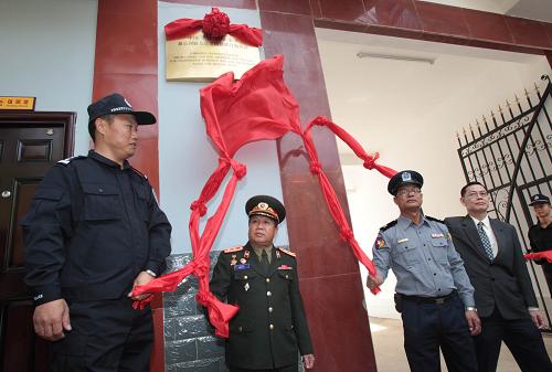 12月9日,老撾、緬甸、泰國和中國的警務官員在云南省西雙版納關累港碼頭共同為湄公河聯(lián)合巡邏執(zhí)法聯(lián)合指揮部揭牌。新華社記者 袁滿 攝