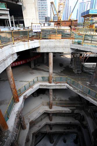 這是12月9日拍攝的在建的上海中心大廈的裙房地下工程。新華社記者 劉穎 攝