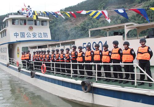12月10日,中國公安邊防巡邏船駛離關(guān)累港。 當(dāng)日,中老緬泰湄公河聯(lián)合巡邏執(zhí)法首航儀式在云南省西雙版納關(guān)累港舉行,四國聯(lián)合巡邏執(zhí)法正式啟動,以共同維護(hù)和保障湄公河流域安全穩(wěn)定、促進(jìn)湄公河流域經(jīng)濟(jì)社會發(fā)展和人員友好往來。10艘商船跟隨聯(lián)合巡邏執(zhí)法船一同出發(fā),這標(biāo)志著湄公河國際航運(yùn)黃金水道全面恢復(fù)通航。 新華社記者 袁滿 攝