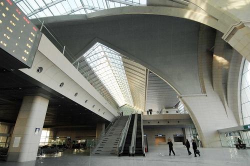 這是銀川火車站新站內(nèi)部一景(12月10日攝)。 歷時(shí)兩年零十個(gè)月的寧夏銀川火車站新客站建設(shè)已進(jìn)入收尾階段,將于春運(yùn)來臨前投入使用,據(jù)了解,新火車站投入使用后將大大緩解銀川站的春運(yùn)壓力,第一期工程將開通4個(gè)站臺(tái)、7條線路,候車區(qū)域日最高聚集人數(shù)可達(dá)5000人,是目前銀川客運(yùn)站的3.7倍。 新華社記者彭昭之?dāng)z