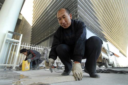 12月10日,在新建的銀川火車站施工現(xiàn)場(chǎng),一位施工人員在固定出站口的地釘。 歷時(shí)兩年零十個(gè)月的寧夏銀川火車站新客站建設(shè)已進(jìn)入收尾階段,將于春運(yùn)來臨前投入使用,據(jù)了解,新火車站投入使用后將大大緩解銀川站的春運(yùn)壓力,第一期工程將開通4個(gè)站臺(tái)、7條線路,候車區(qū)域日最高聚集人數(shù)可達(dá)5000人,是目前銀川客運(yùn)站的3.7倍。 新華社記者彭昭之?dāng)z
