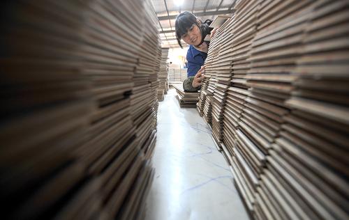 12月10日,浙江裕華木業(yè)的一位工人在檢查即將出廠的木地板。企業(yè)獲得“雙反”零稅率后,出口訂單開(kāi)始逐漸增加。 2011年10月,美國(guó)商務(wù)部已針對(duì)中國(guó)多層實(shí)木地板產(chǎn)品發(fā)起的反傾銷和反補(bǔ)貼調(diào)查做出最終裁決,浙江裕華木業(yè)的反傾銷和反補(bǔ)貼稅率均為零,該企業(yè)成為中國(guó)入世以來(lái)美國(guó)對(duì)我“雙反”調(diào)查中唯一獲得“雙零”稅率的企業(yè)。2010年10月,美國(guó)對(duì)中國(guó)出口的多層木地板啟動(dòng)反補(bǔ)貼反傾銷調(diào)查,中國(guó)169家企業(yè)涉案,一旦敗訴,中國(guó)相關(guān)企業(yè)將被迫繳納高達(dá)242.2%的懲罰性反傾銷稅。浙江裕華木業(yè)針對(duì)美國(guó)的“雙反”調(diào)查展開(kāi)積極應(yīng)對(duì),一年來(lái)企業(yè)應(yīng)答了美方4000多頁(yè)的問(wèn)卷和美國(guó)商務(wù)部的實(shí)地核查,并聘請(qǐng)了中美雙方兩個(gè)律師團(tuán)隊(duì)十余人進(jìn)行應(yīng)訴。浙江裕華木業(yè)最終憑借企業(yè)完善的產(chǎn)業(yè)鏈、產(chǎn)品的高附加值、新工藝和新技術(shù)的應(yīng)用和21項(xiàng)的專利技術(shù),最終獲得“雙反”的完勝。 新華社記者王定昶攝