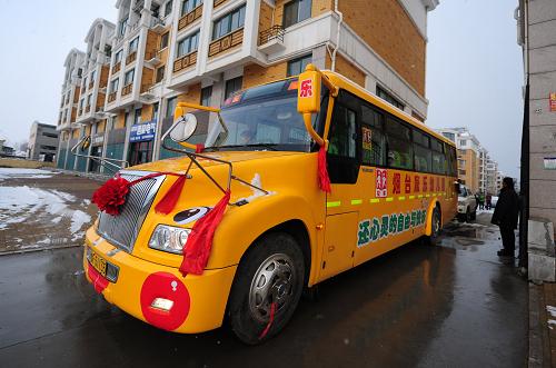 12月10日在煙臺市福山區(qū)拍攝的“大鼻子”仿美式校車。 當日,山東省煙臺市福山區(qū)康樂幼兒園一輛“大鼻子”仿美式校車正式投入使用。這款校車在造型上借鑒了歐美校車的長頭設計,配備有GPRS定位系統(tǒng)、專用停車信號臂、學童專用座椅、前部補盲鏡等,提高了校車的安全性。 新華社發(fā)(初陽 攝)