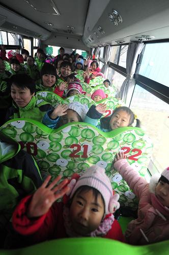 12月10日,小朋友在老師的陪伴下體驗“大鼻子”仿美式校車。 當日,山東省煙臺市福山區(qū)康樂幼兒園一輛“大鼻子”仿美式校車正式投入使用。這款校車在造型上借鑒了歐美校車的長頭設計,配備有GPRS定位系統(tǒng)、專用停車信號臂、學童專用座椅、前部補盲鏡等,提高了校車的安全性。 新華社發(fā)(初陽 攝)