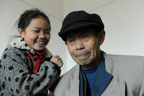 12月16日,一名學(xué)生在給65歲的李興順老人捶背的時(shí)候,老人被感動(dòng)得熱淚盈眶。當(dāng)日,重慶市巫山縣篤平鄉(xiāng)中心小學(xué)的700余名師生來(lái)到鄉(xiāng)敬老院,為生活在那里的10余名“空巢老人”送來(lái)溫暖與歡樂(lè)。同學(xué)們集體籌錢(qián)為老人購(gòu)買(mǎi)暖水袋、圍巾等過(guò)冬用品,為老人們表演自編自導(dǎo)的文藝節(jié)目,并給老人居住的房間做清潔,陪他們聊家常。