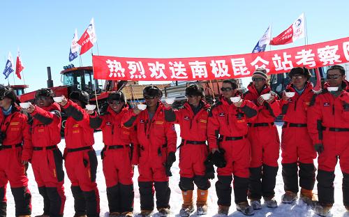 12月16日,隊(duì)員們?cè)趩⒊虄x式上喝下壯行酒。經(jīng)過充分準(zhǔn)備,中國(guó)第28次南極科考隊(duì)內(nèi)陸隊(duì)的26名隊(duì)員于當(dāng)?shù)貢r(shí)間16日10時(shí)左右(北京時(shí)間16日13時(shí)左右)從出發(fā)集結(jié)地啟程,前往位于南極內(nèi)陸冰蓋最高點(diǎn)冰穹A地區(qū)的昆侖站,中國(guó)第10次內(nèi)陸冰蓋考察由此拉開序幕。此次內(nèi)陸隊(duì)攜帶的科考、生活及建筑物資共200余噸。在內(nèi)陸隊(duì)出發(fā)之前,這些物資已在中山站卸貨過程中全部運(yùn)抵距離中山站約10公里的內(nèi)陸出發(fā)集結(jié)地。作為南極內(nèi)陸冰蓋最高點(diǎn)的冰穹A地區(qū),海拔4093米,距離中山站的直線距離為1228公里,車輛行駛距離約1300公里。內(nèi)陸隊(duì)大約需要20余天時(shí)間才能抵達(dá)昆侖站,計(jì)劃在昆侖站進(jìn)行為期20余天的科學(xué)考察,預(yù)計(jì)于2012年2月20日回到中山站。