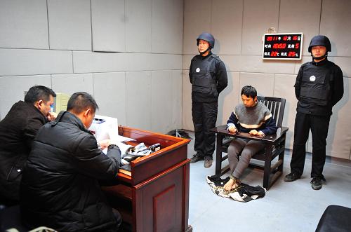 12月16日,武漢“12·1”建行網(wǎng)點爆炸案重大嫌犯王海劍在接受訊問。當(dāng)日,武漢“12·1”建行網(wǎng)點爆炸案重大嫌犯王海劍已被警方抓獲。12月1日17時30分左右,武漢市雄楚大街關(guān)山中學(xué)旁的建設(shè)銀行網(wǎng)點門前發(fā)生爆炸。據(jù)武漢市公安局介紹,爆炸造成過路群眾2人死亡、15人受傷。爆炸案發(fā)生后,湖北省及武漢市公安機(jī)關(guān)全力組織偵破工作。武漢警方隨后公布嫌疑人王海劍的照片,并懸賞10萬元征集線索。