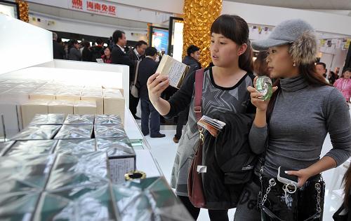 中國內(nèi)地首家“機(jī)場離島免稅店”開業(yè) 12月21日,顧客在免稅店內(nèi)選購香水。 當(dāng)日,設(shè)于??诿捞m國際機(jī)場內(nèi)的海口免稅店正式開業(yè),這是我國內(nèi)地首家“機(jī)場離島免稅店”,將試行“店內(nèi)購物提貨一體化”的海關(guān)監(jiān)管模式,旅客購物可“即購即提”。 海口離島免稅店是海南獲批成立免稅品經(jīng)營公司并賦予特許經(jīng)營權(quán)后,由海南省組建并自主經(jīng)營管理的首家離島免稅店,同時也是目前全國唯一一家由地方經(jīng)營的離島免稅店。 新華社記者 郭程 攝