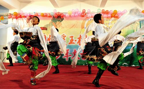 12月24日,晚會上玉樹藏族孩子為愛心人士表演藏族舞蹈。當(dāng)日,在新年來臨之際,天津市聯(lián)合助學(xué)基金會與10多家企業(yè)和社會各界人士聯(lián)手為玉樹地震災(zāi)區(qū)500余名藏族學(xué)生舉辦了“津門情暖玉樹、少年志當(dāng)自強(qiáng)——玉樹學(xué)子告別津門慈善晚會”。據(jù)介紹,2010年玉樹地震災(zāi)難發(fā)生后,500余名玉樹學(xué)生被安排在天津借讀學(xué)習(xí)。一年多來,天津共有百余家企業(yè)為遭受災(zāi)難的學(xué)生們提供資助,千余名志愿者為孩子們提供各種生活與學(xué)習(xí)的服務(wù)。天津人以最質(zhì)樸、最純真的感情讓來自玉樹災(zāi)區(qū)500多名孩子感受到無私的摯愛與親情。新華社記者 劉海峰 攝