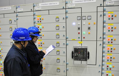 12月25日,三峽電廠技術(shù)人員在記錄28號機(jī)組相關(guān)數(shù)據(jù)。日前,我國首臺巨型蒸發(fā)冷卻發(fā)電機(jī)組在長江三峽水利樞紐順利完成72小時試運行。這臺編號為28號的機(jī)組位于三峽地下電站,是目前三峽工程國產(chǎn)化程度最高的機(jī)組,也是我國首臺、世界單機(jī)容量最大的巨型蒸發(fā)冷卻機(jī)組,采用我國具有完全自主知識產(chǎn)權(quán)的“定子繞組常溫自循環(huán)蒸發(fā)冷卻”技術(shù)。據(jù)悉,28號機(jī)組順利通過72小時試運行后,將擇日移交并網(wǎng)發(fā)電,投產(chǎn)后將成為三峽地下電站第4臺機(jī)組投產(chǎn)機(jī)組。