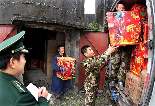 12月25日,消防官兵從存儲倉庫內(nèi)搬運非法煙花爆竹。當(dāng)日,上海嘉定公安消防支隊在城郊接合部一倉庫內(nèi)查獲非法存儲的600余箱煙花爆竹,并將收繳的非法煙花爆竹轉(zhuǎn)移至專用儲存庫內(nèi)。隨著元旦、春節(jié)臨近,為切實加強對煙花爆竹零售行業(yè)的監(jiān)管,及時把火災(zāi)隱患消除在萌芽狀態(tài),上海消防部門加大對煙花爆竹違法犯罪的打擊力度,對可能存有非法制販、存儲煙花爆竹的出租房屋、城郊接合部等重點部位、場所等開展全方位排查,確保人民群眾生命財產(chǎn)安全。