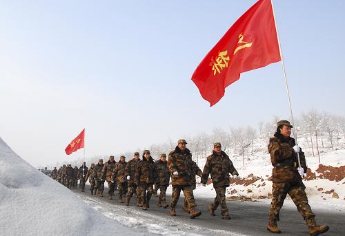 參訓的兵團黨委常委、兵團機關部門及各師主要領導在進行野外拉練(12月24日攝)。12月22日至12月25日,新疆生產建設兵團黨委中心組進行全員軍事訓練活動。去冬以來,新疆兵團開展了兵團全員冬季軍事訓練活動,從兵、師、團領導到連隊職工,全員參與了軍事訓練。近年來,作為屯墾戍邊的中堅力量,新疆兵團廣大民兵積極投入到軍事訓練當中,苦練走、打、吃、住、藏等野戰(zhàn)生存和實際作戰(zhàn)能力。