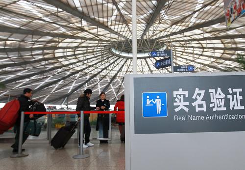 1月1日,旅客在鐵路上海南站驗票進(jìn)站。1月1日起,火車票實名制將在全國范圍內(nèi)開始實施,包括在此前就已實行實名制的高鐵(G字頭)和動車(D字頭)列車的所有鐵路列車都將加入實名制購票的行列,至此,覆蓋全國所有車次的實名制全面“落實”。新華社記者 裴鑫 攝