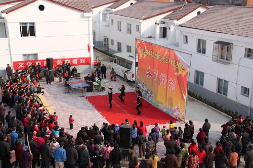 1月6日,湖北省十堰市鄖縣譚家灣鎮(zhèn)十方院移民新村的群眾在觀看“三下鄉(xiāng)”慰問演出。新華社發(fā)(曹忠宏 攝)