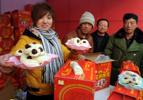 1月8日,來自山西的客商在“2012北京新發(fā)地年貨購物節(jié)”上展示“霍州年饃”。當(dāng)日,由北京市商務(wù)委員會和北京市豐臺區(qū)人民政府主辦的“2012北京新發(fā)地年貨購物節(jié)”在京城“大菜籃子”新發(fā)地市場開幕。本次年貨節(jié)匯集了全國多個省市的上千種特色農(nóng)副產(chǎn)品,各地參展企業(yè)為消費(fèi)者帶來了各式各樣年貨商品。新發(fā)地市場是北京最大的農(nóng)副產(chǎn)品批發(fā)市場,年貨購物節(jié)主辦方憑借其市場資源優(yōu)勢,一方面為市民提供優(yōu)質(zhì)的年貨,同時也為企業(yè)搭建直接面向消費(fèi)者的供應(yīng)平臺。新華社記者 張旭 攝