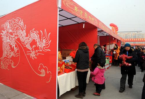 1月8日,市民在“2012北京新發(fā)地年貨購物節(jié)”上選購年貨。新華社記者 張旭 攝