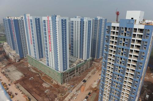 重慶市蔡家公租房組團(tuán)2012年將全部建成投入使用(1月9日攝)。1月9日,記者從重慶兩會(huì)上獲悉,重慶2012年將優(yōu)化房地產(chǎn)市場(chǎng)調(diào)控,新開(kāi)工公租房1350萬(wàn)平方米,實(shí)現(xiàn)公租房配租10萬(wàn)套,同時(shí)將加強(qiáng)公租房小區(qū)綜合配套,提高社會(huì)管理服務(wù)水平,方便群眾生活。