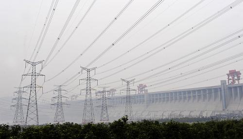 1月9日拍攝的三峽左岸電站外送輸電線路。據(jù)中國長江電力股份有限公司通報(bào),2011年,長江三峽和葛洲壩電站累計(jì)發(fā)電945.57億千瓦時(shí),較2010年減少6.02%。其中,三峽電站2011年完成發(fā)電量782.93億千瓦時(shí),較上一年同期減少7.20%。葛洲壩電站2011年完成發(fā)電量162.64億千瓦時(shí),較上一年同期增加0.14%。