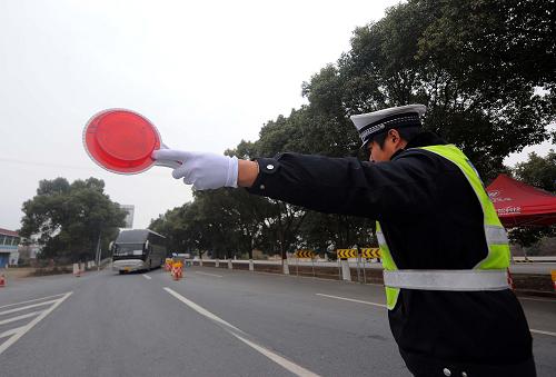1月10日,金夾省際春運(yùn)檢查站的交警在指引營(yíng)運(yùn)客車進(jìn)入檢查站接收春運(yùn)檢查。從1月8日零點(diǎn)開始,素有“浙北第一卡”之稱的104國(guó)道長(zhǎng)興金夾省際春運(yùn)檢查站進(jìn)入了“春運(yùn)時(shí)間”,該檢查站是浙江省最北部的國(guó)道公路檢查站,從安徽省和江蘇省沿國(guó)道進(jìn)入浙江的車輛都要經(jīng)過該檢查站。春運(yùn)期間該檢查站實(shí)行24小時(shí)不停歇值班制度,公路運(yùn)管和交警聯(lián)合進(jìn)行檢查,對(duì)7座以上營(yíng)運(yùn)客車及化學(xué)危險(xiǎn)品車輛實(shí)行逢車必查和逐車登記,嚴(yán)查超員、超載。檢查站還通過設(shè)立駕駛員休息室來防止駕駛員疲勞駕駛,同時(shí)采取配備應(yīng)急藥品、上車給司乘人員宣傳春運(yùn)安全知識(shí)等多項(xiàng)舉措,全面確保春運(yùn)安全。