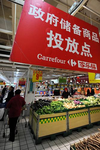 1月18日,顧客在青島一超市政府儲(chǔ)備商品投放點(diǎn)選購(gòu)商品。新華社記者 李紫恒 攝