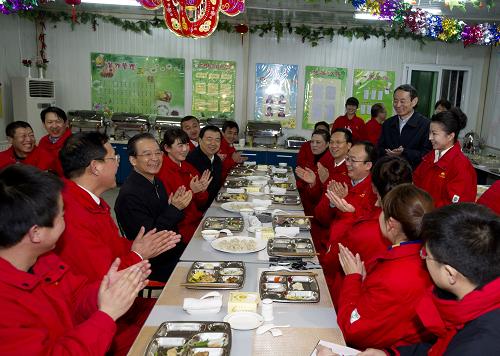 這是溫家寶來(lái)到長(zhǎng)慶油田第二采油廠西峰采油二區(qū)看望在一線工作的干部職工,向大家拜年,并和工人們一起在食堂用餐。新華社記者 李學(xué)仁 攝