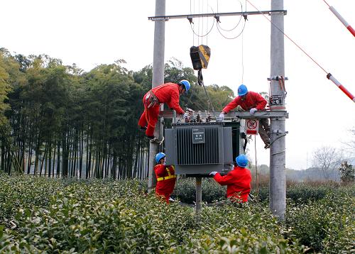 1月24日,搶修人員在吊裝變壓器。新華社記者 徐昱 攝