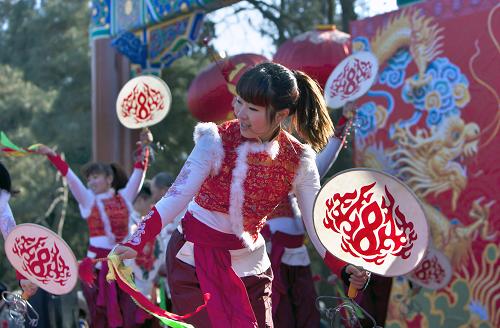 新春展“非遺” 1月24日,京西門頭溝太平鼓隊(duì)在北京廠甸廟會上為觀眾表演。 春節(jié)期間,在各地舉行的廟會等文化活動(dòng)中,非物質(zhì)文化遺產(chǎn)項(xiàng)目展示紛繁多樣,使人們在游玩的同時(shí)更深入地感受民族、民俗文化氛圍。 新華社發(fā)(趙冰 攝)
