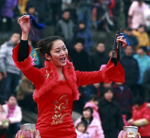 1月24日,演員在四川遂寧市觀音湖碼頭舉行的“第三屆老四川民俗年”活動(dòng)中表演“四川清音”。 春節(jié)期間,在各地舉行的廟會等文化活動(dòng)中,非物質(zhì)文化遺產(chǎn)項(xiàng)目展示紛繁多樣,使人們在游玩的同時(shí)更深入地感受民族、民俗文化氛圍。 新華社發(fā)(鐘敏 攝)