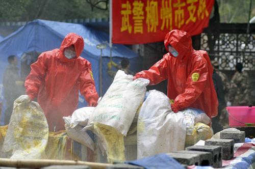 1月29日,在廣西柳州市柳城縣糯米灘水力發(fā)電廠,武警戰(zhàn)士將袋裝聚合氯化鋁投入水池并引入江中稀釋污染水體。當(dāng)日,廣西柳州市處置龍江河突發(fā)環(huán)境事件應(yīng)急指揮部透露,造成此次鎘污染事件的污染源已經(jīng)截?cái)?。專家分析,此次污染的主要污染團(tuán)還在宜州市境內(nèi)的洛東水庫附近,并正在往下游移動。柳州市區(qū)上游龍江河上的柳城縣糯米灘水電站河段水質(zhì)鎘濃度也一直被控制在5倍左右。但由于污染帶較長,污染團(tuán)仍有可能對柳江飲用水安全造成較大威脅。