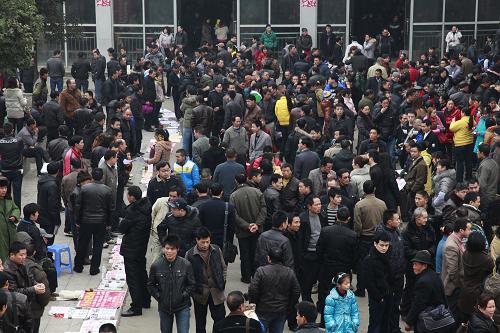 1月29日,成都市錦江區(qū)人力資源市場人頭攢動。當(dāng)日是春節(jié)長假過后的第一天,成都市錦江區(qū)人力資源市場作為四川省內(nèi)最大的人力資源市場迎來求職招聘的一個(gè)小高峰。據(jù)了解,當(dāng)日進(jìn)場求職的農(nóng)民工人數(shù)從初四開市時(shí)的500多人猛增到4000多人,預(yù)計(jì)在元宵節(jié)后進(jìn)場人數(shù)將達(dá)到6000人以上。