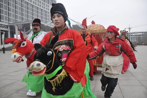 1月29日,山東省濱州市濱城區(qū)群眾走上城區(qū)街頭,表演民間傳統(tǒng)文藝節(jié)目。當(dāng)日是農(nóng)歷龍年正月初七,濱州市濱城區(qū)組織各鄉(xiāng)鎮(zhèn)(街道)10個表演隊(duì)、800余名男女老少,表演鑼鼓、腰鼓、抬花轎、扭秧歌等民間傳統(tǒng)文藝節(jié)目,與城區(qū)廣大群眾一起歡慶新春佳節(jié)。
