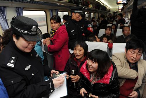 2月4日,重慶鐵路民警在火車上對全部旅客進(jìn)行票源調(diào)查工作。當(dāng)日,重慶鐵路公安處民警們繼續(xù)加班加點(diǎn),奮戰(zhàn)在春運(yùn)一線。維持車站秩序、開具臨時(shí)身份證明、查票源、安檢等崗位到處都有他們的身影。正是他們默默無聞的奉獻(xiàn),確保了春運(yùn)工作的平安運(yùn)行。