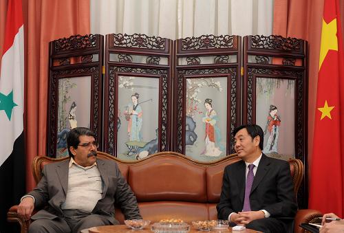 2月18日,中國(guó)政府特使、外交部副部長(zhǎng)翟雋(右)在敘利亞首都大馬士革會(huì)見(jiàn)敘利亞全國(guó)民主變革力量民族協(xié)調(diào)機(jī)構(gòu)副總協(xié)調(diào)員薩利赫。當(dāng)日,翟雋在大馬士革會(huì)見(jiàn)了敘利亞有關(guān)反對(duì)派組織負(fù)責(zé)人,與有關(guān)各方就敘當(dāng)前局勢(shì)深入交換看法。 新華社記者 覃海石 攝