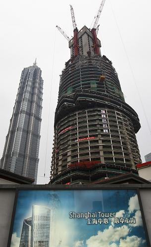 這是正在緊張施工中的上海中心大廈工地(2月20日攝)。近日,在建的上海中心大廈主樓塔樓的核心筒結(jié)構(gòu)施工至53層樓,高度超過(guò)240米。上海中心大廈位于浦東小陸家嘴核心區(qū),由地上121層主樓、5層裙房和5層地下室組成,總高度達(dá)632米,總投資達(dá)到150億元。該樓建成后將超越環(huán)球金融中心成為“上海第一高”。新華社記者 裴鑫 攝