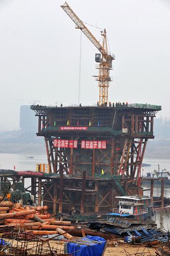 長(zhǎng)沙湘府路湘江大橋上部箱梁施工現(xiàn)場(chǎng)(2月20日攝)。新華社記者 龍弘濤 攝